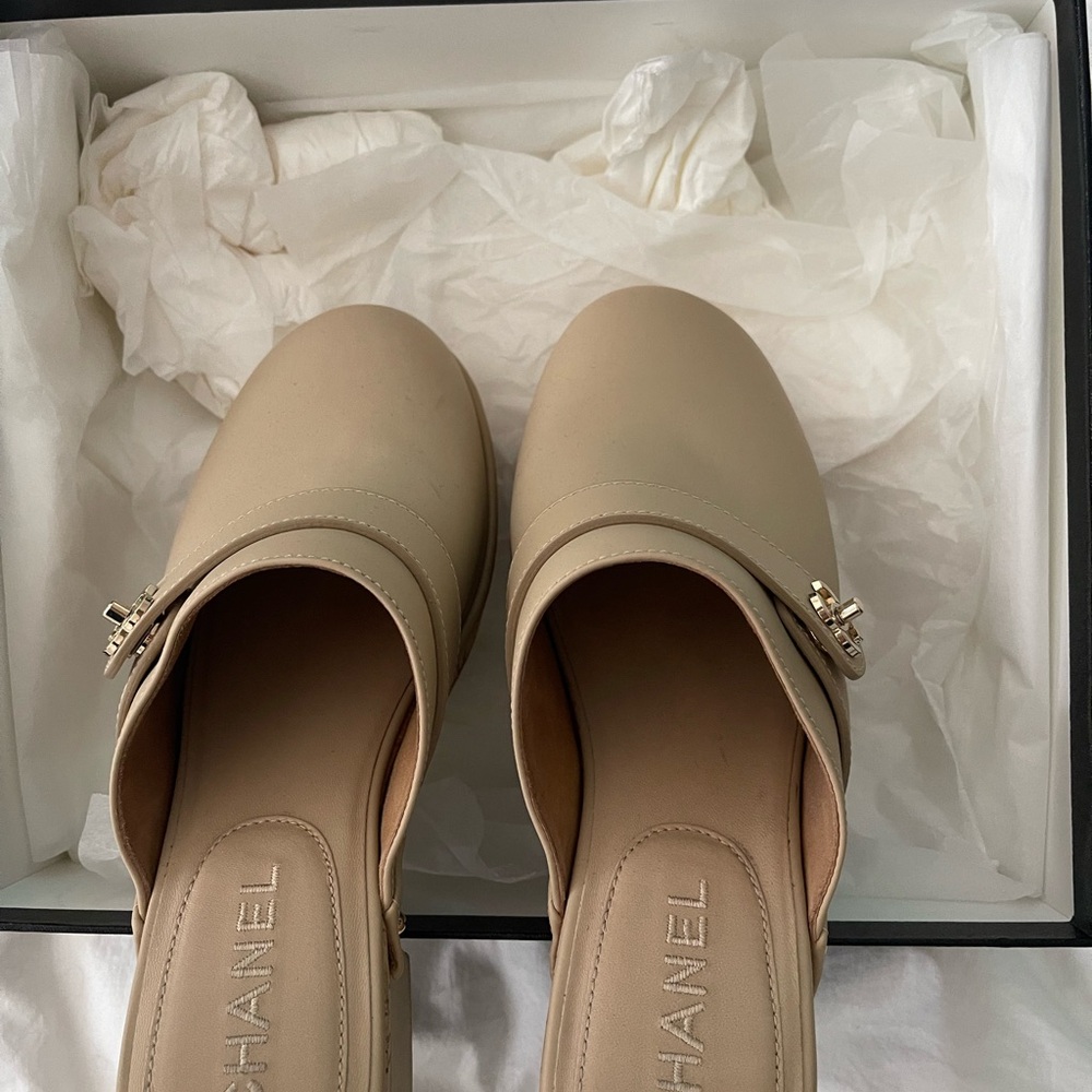 CHANEL Women's Cream Mules with Gold Accent size39 - Picture 2 of 12